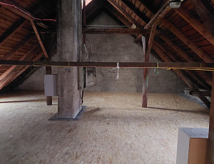 Zateplení stropu bytového domu pomocí foukané izolace